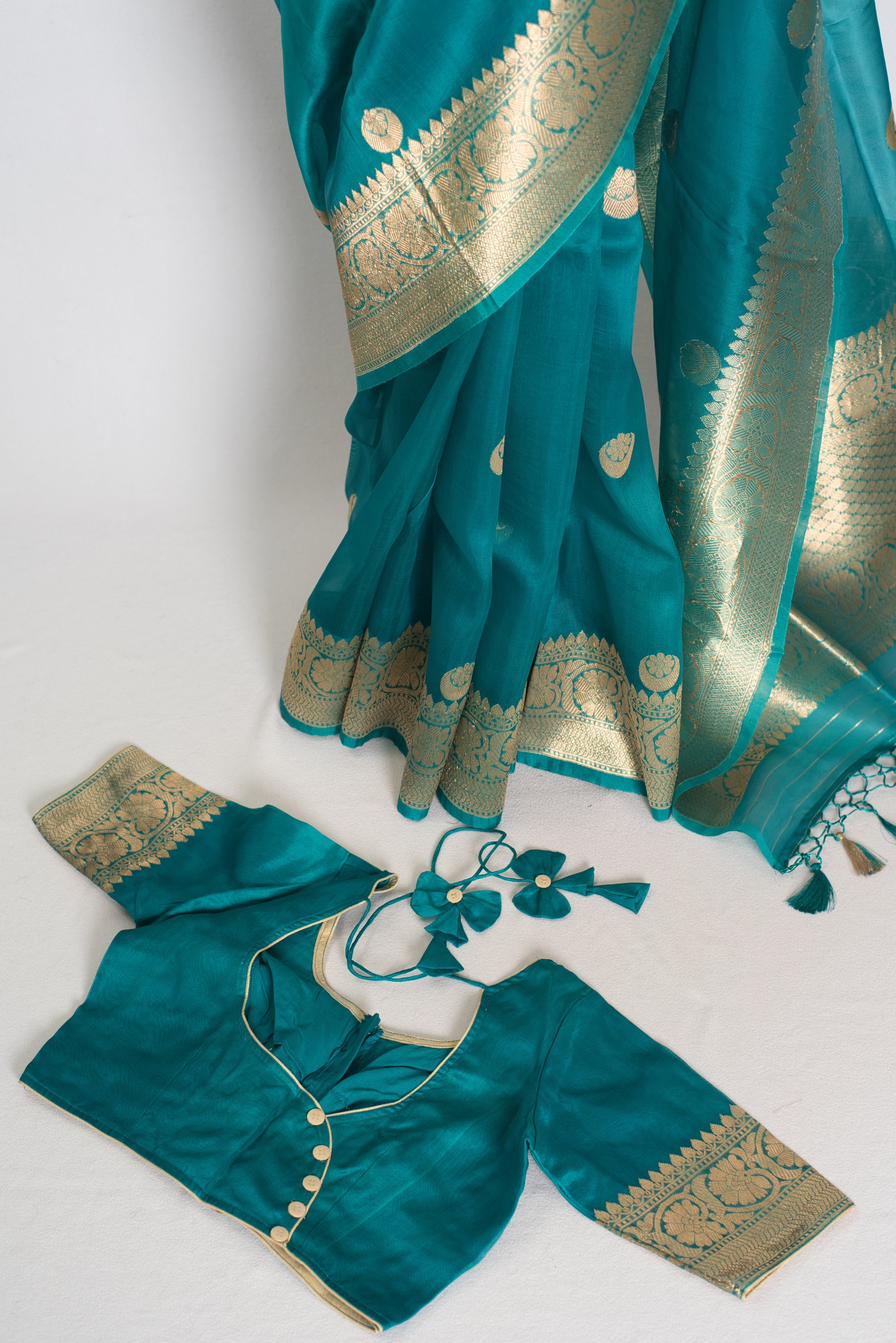 Ritaja : Rama Green and Gold Kora Organza Banarasi Saree with 38 Size Blouse