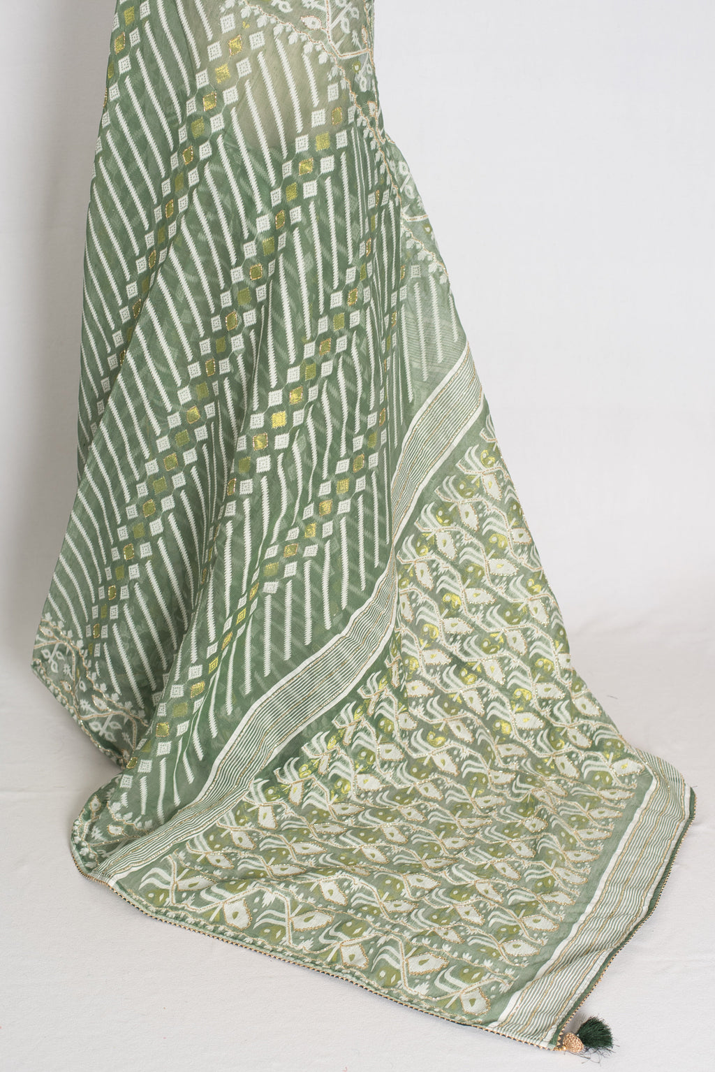 Heena – Soothing Green and White Blended Cotton Jamdani Saree