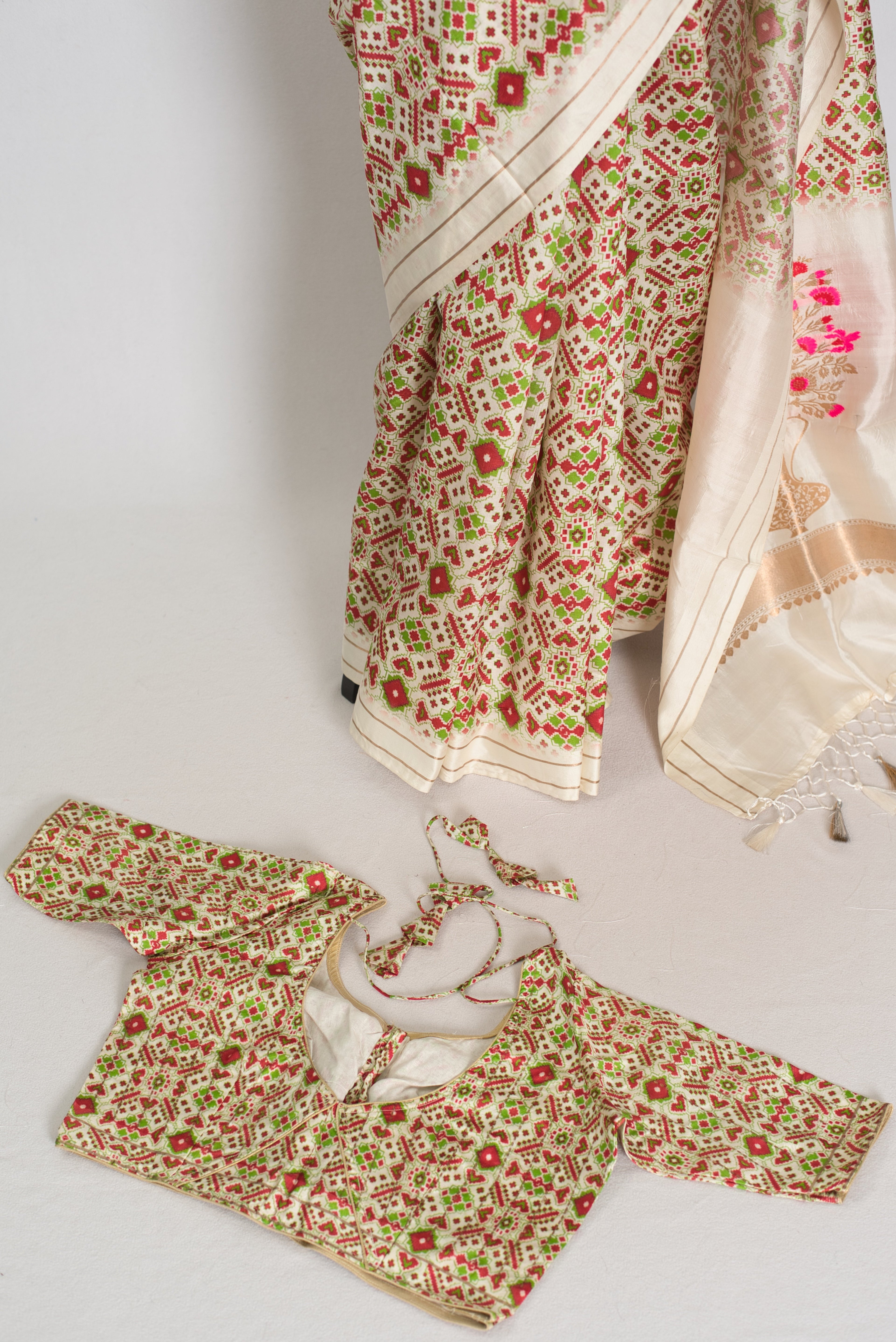 Ira : Off-White Ikkat Print Banarasi Katan Silk Saree – 38 Size Blouse