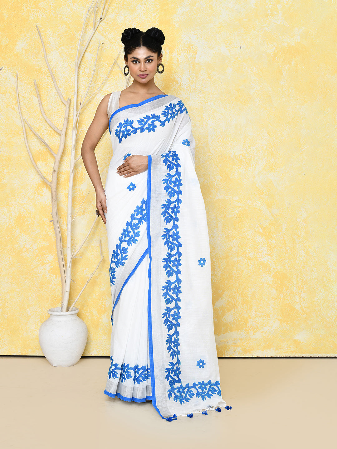 Piyari Fashion Women's White Exclusive Applique Saree With Blouse Piece