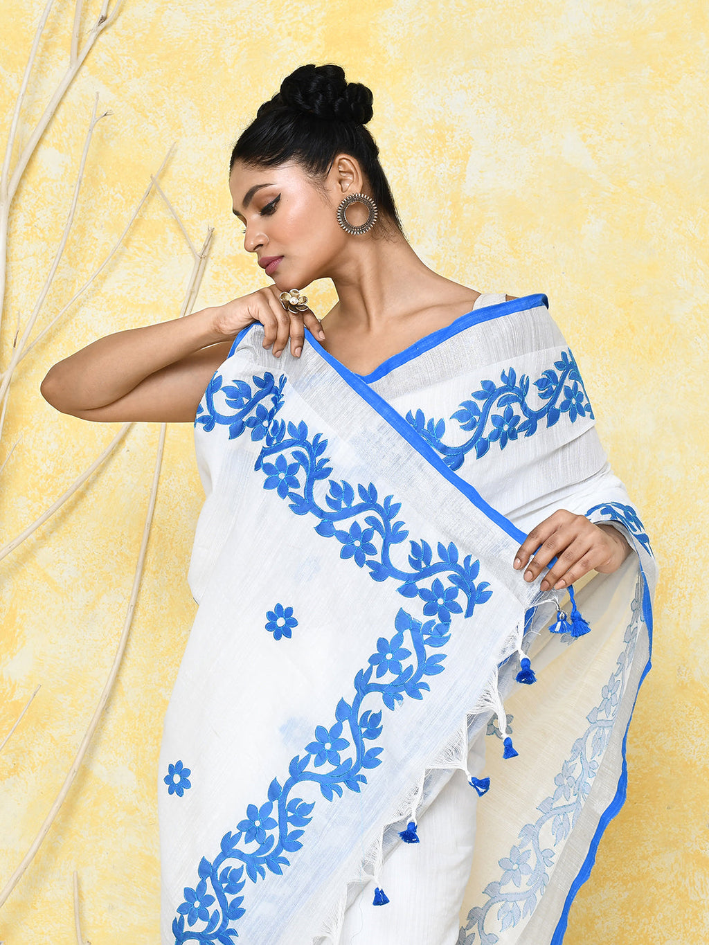 Piyari Fashion Women's White Exclusive Applique Saree With Blouse Piece
