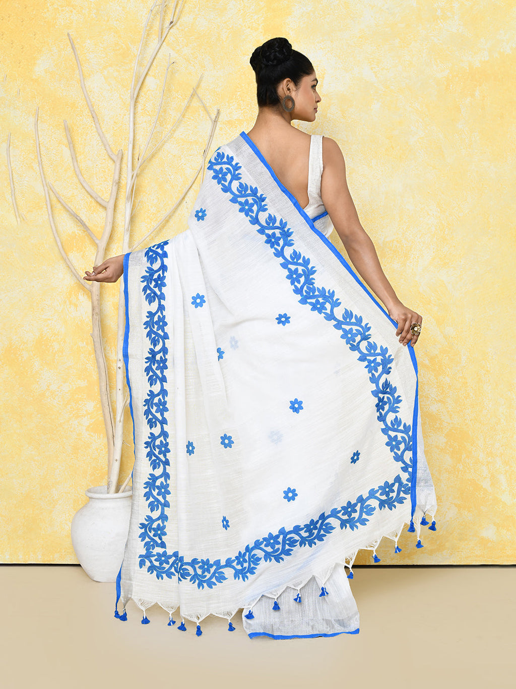 Piyari Fashion Women's White Exclusive Applique Saree With Blouse Piece
