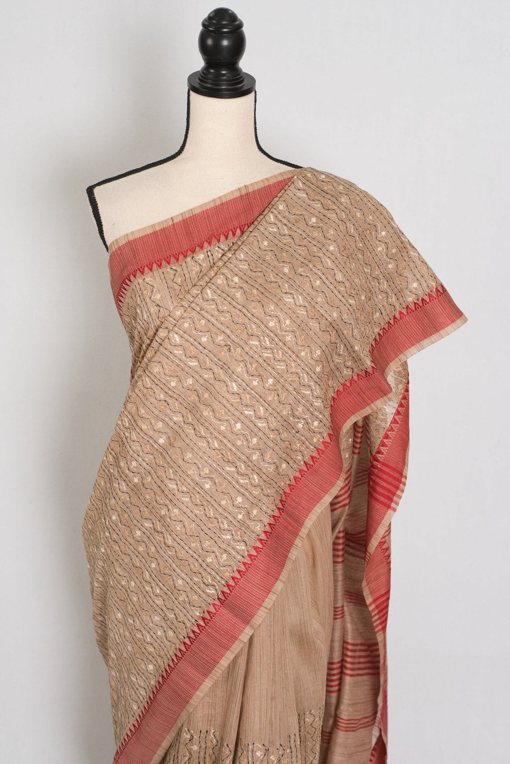 Dhriti : Beige & Red Machine Embroidery Kantha Saree | Traditional Bengali Look