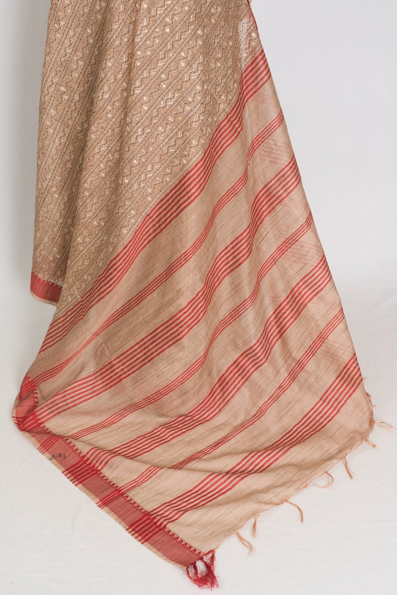 Dhriti : Beige & Red Machine Embroidery Kantha Saree | Traditional Bengali Look