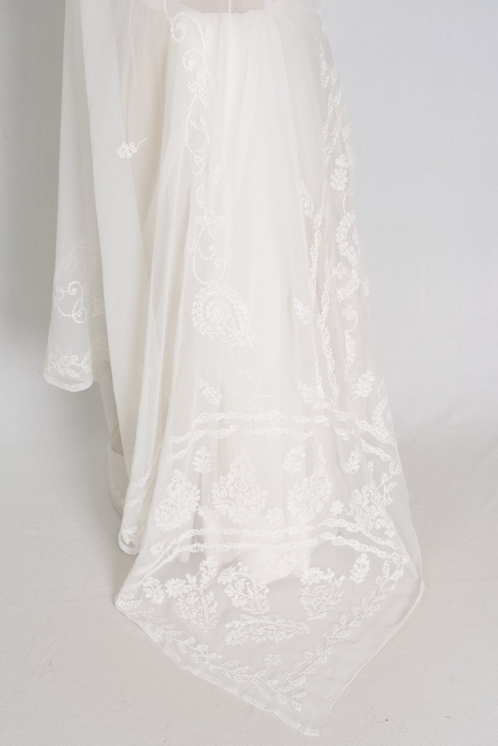 Subha : Off-White Lucknow Chikankari Hand Embroidery Georgette Saree