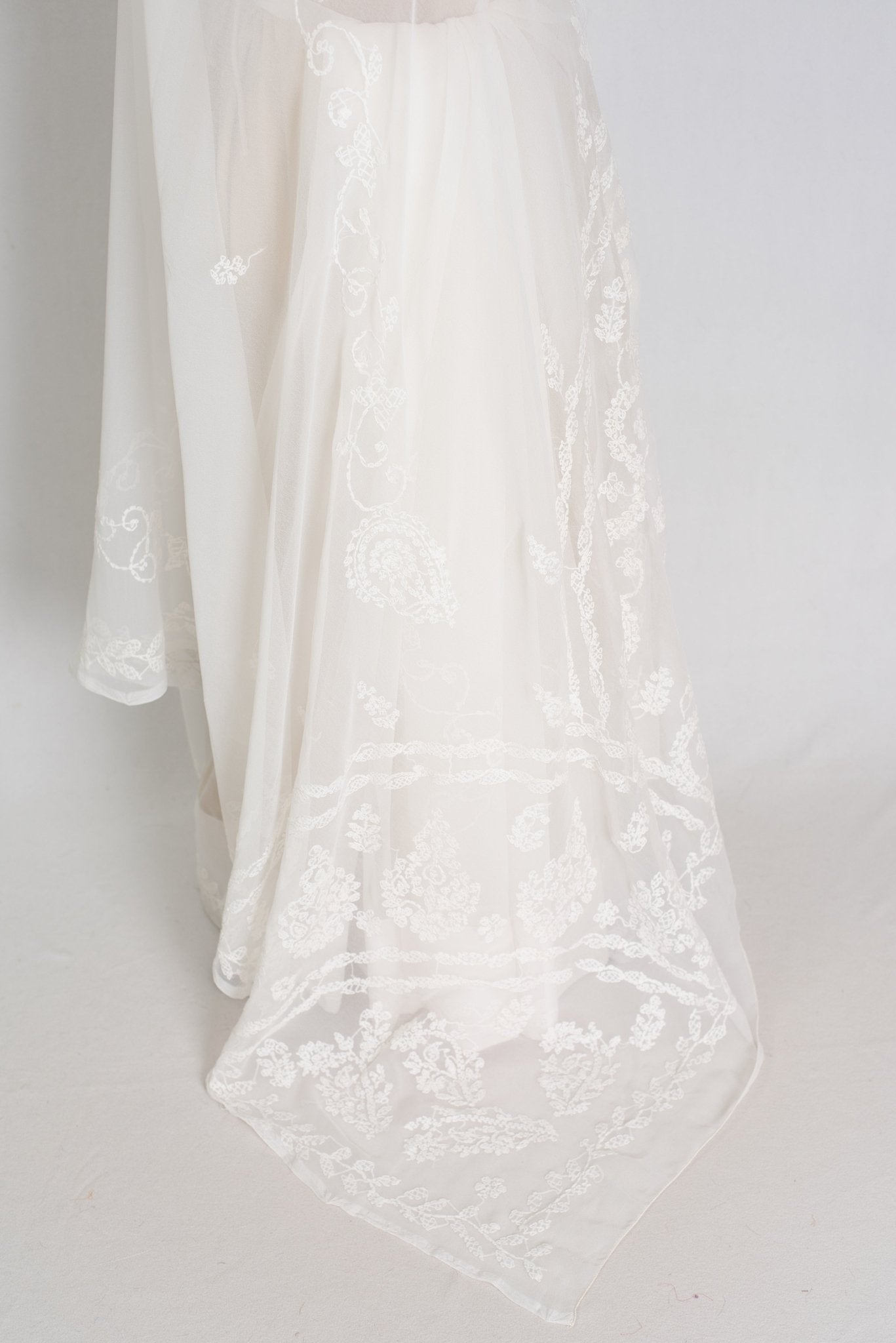 Subha : Off-White Lucknow Chikankari Hand Embroidery Georgette Saree